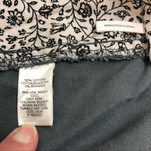 LOFT Relaxed Skinny Cropped Twill Pants - Picture 6 of 7